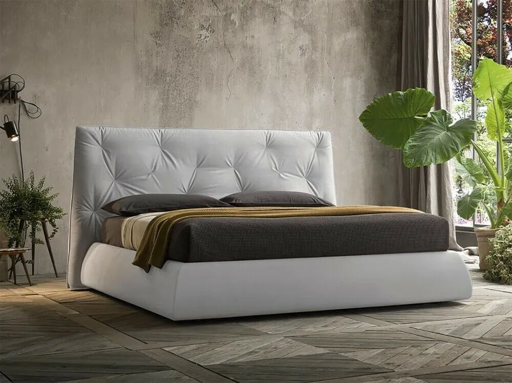 LENNY di Felis è un letto dal design contemporaneo che si distingue per la particolare lavorazione della testiera e per le morbide curve del giroletto, che si allarga verso il basso proprio come la testiera. Il letto è acquistabile senza rete, con rete o con contenitore.