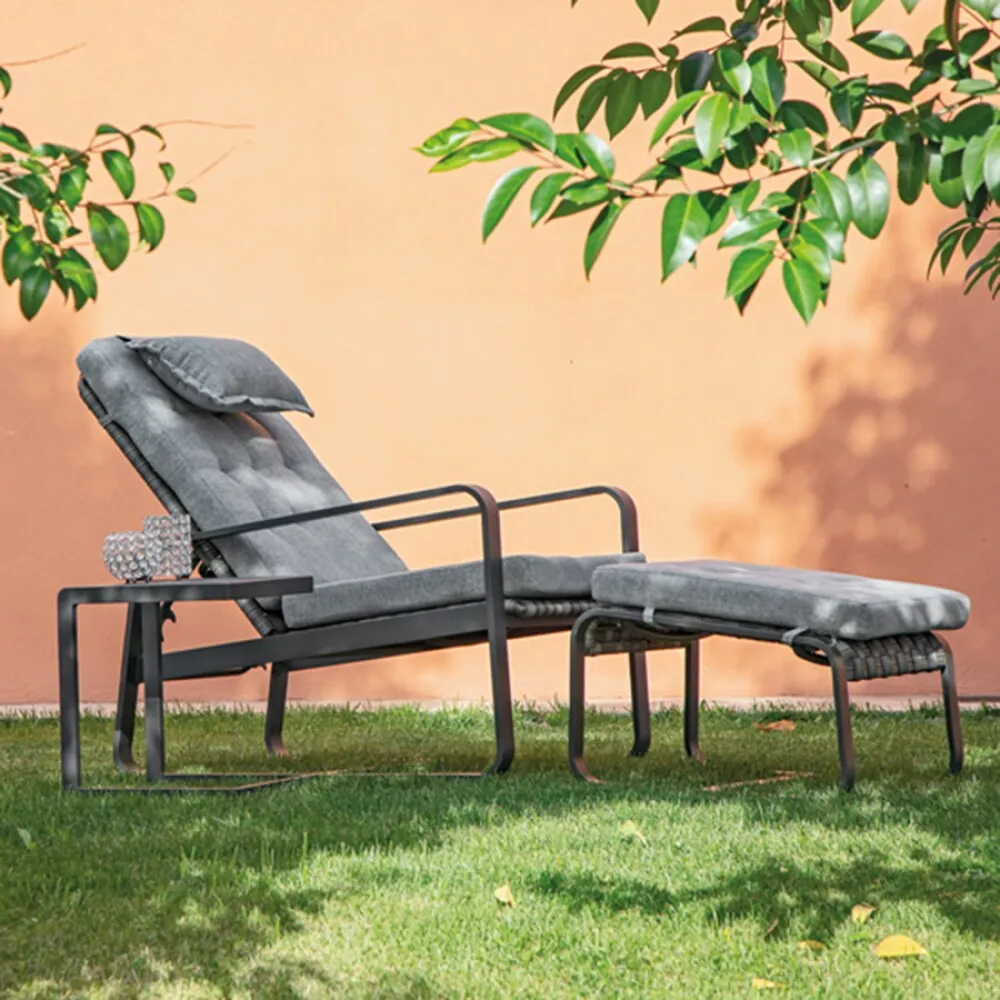 Poltrona con poggiapiedi Grattoni CAPRI RELAX, ambientata con tavolino da caffè