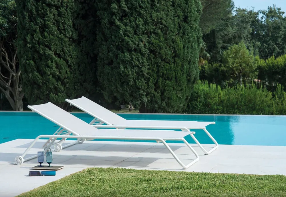 lettini Emu SNOOZE 207, ambientati bordo piscina, finitura bianco
