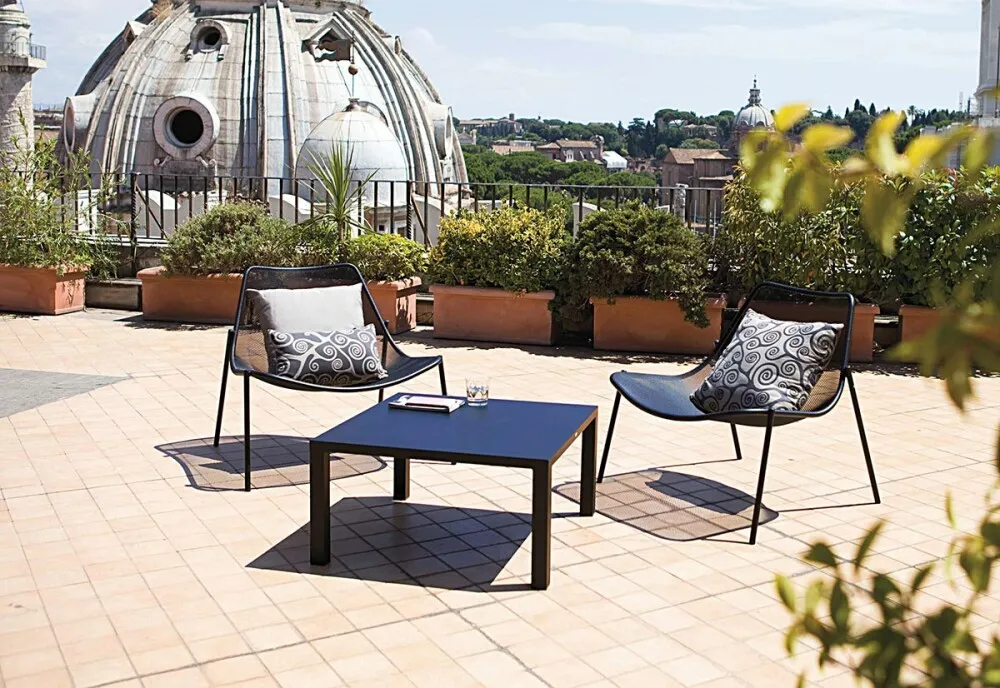 tavolino basso EMU ROUND ambientato con poltrone basse Emu ROUND, nero