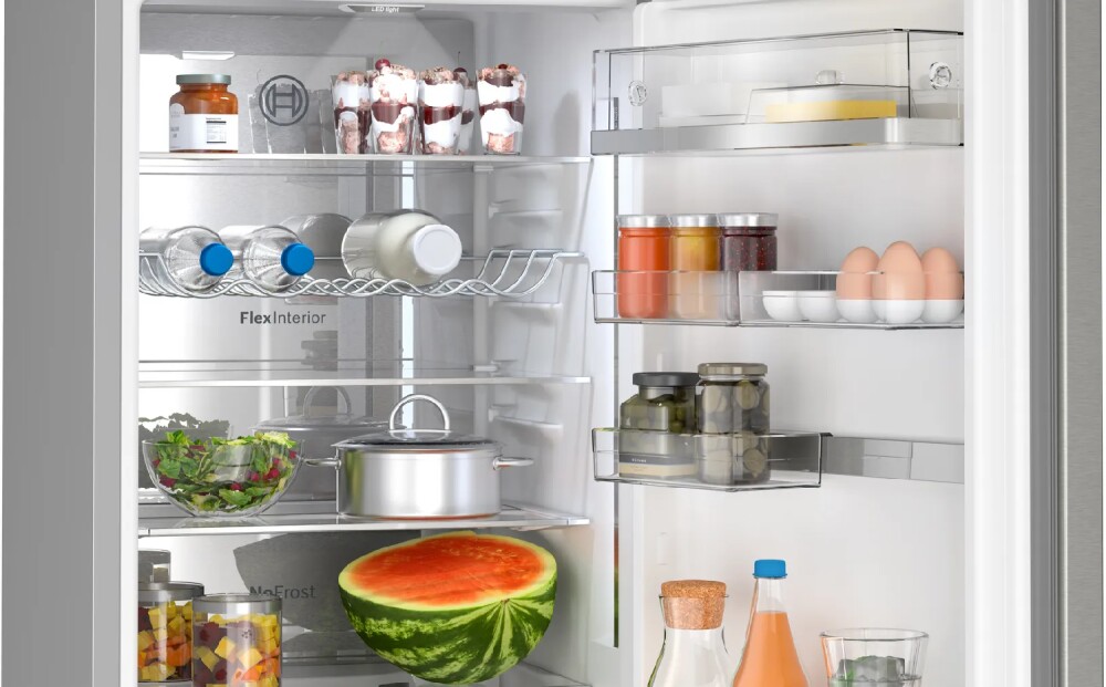 Choose a silent refrigerator: Bosch KGN39AIAT Serie 6 - Free-standing fridge with freezer cm. 60 hours. 203 - lit. 363 - anti-fingerprint stainless steel - 29 dB