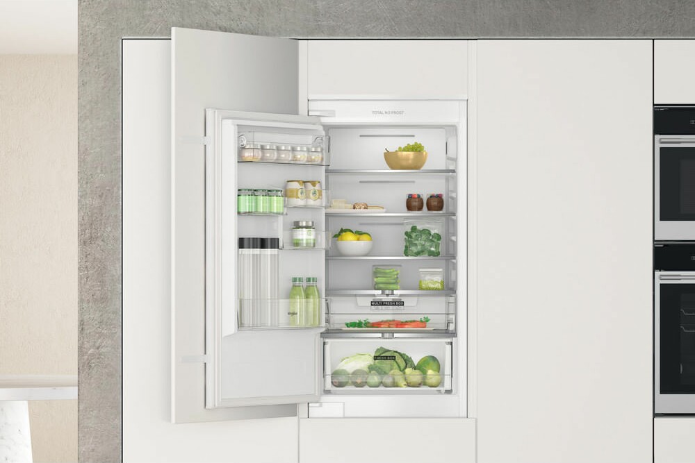 Choose a refrigerator with self-supporting hinges: 
Whirlpool WHC18 T122 - Built-in refrigerator with freezer cm. 54 hours. 177 - lt. 250