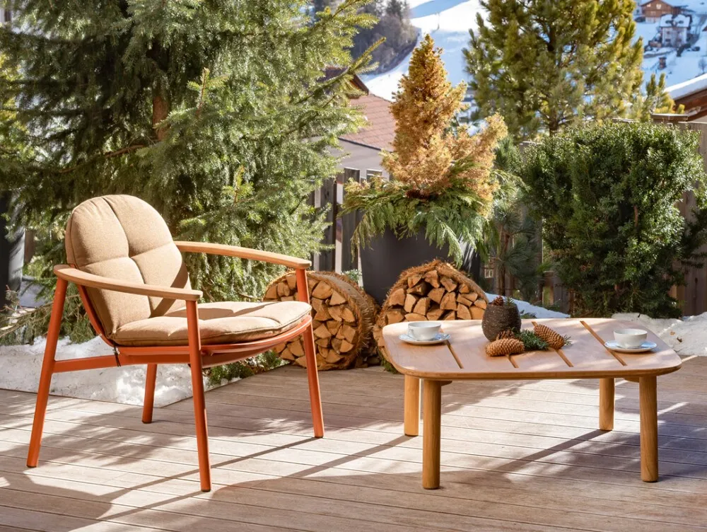 Emu TWINS armchair - set with a low wooden table 
