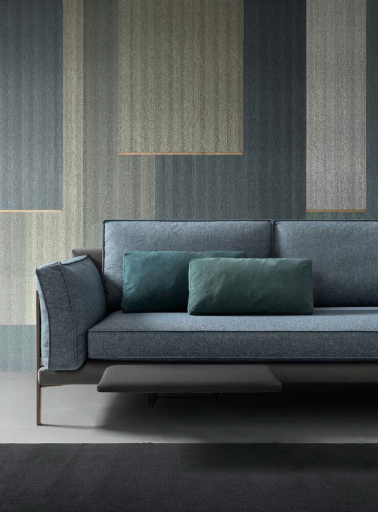 Divano Samoa MADISON con panchetta MAXI dx (H), sistema Feet su seduta sx, piede finitura anodic bronze, rivestimento bicolore, disponibile su richiesta (scocca rivestimento Jam 32 (cat. C), divano rivestimento Tixer 53 (cat. C), primo piano divano laterale con 1 sistema Feet