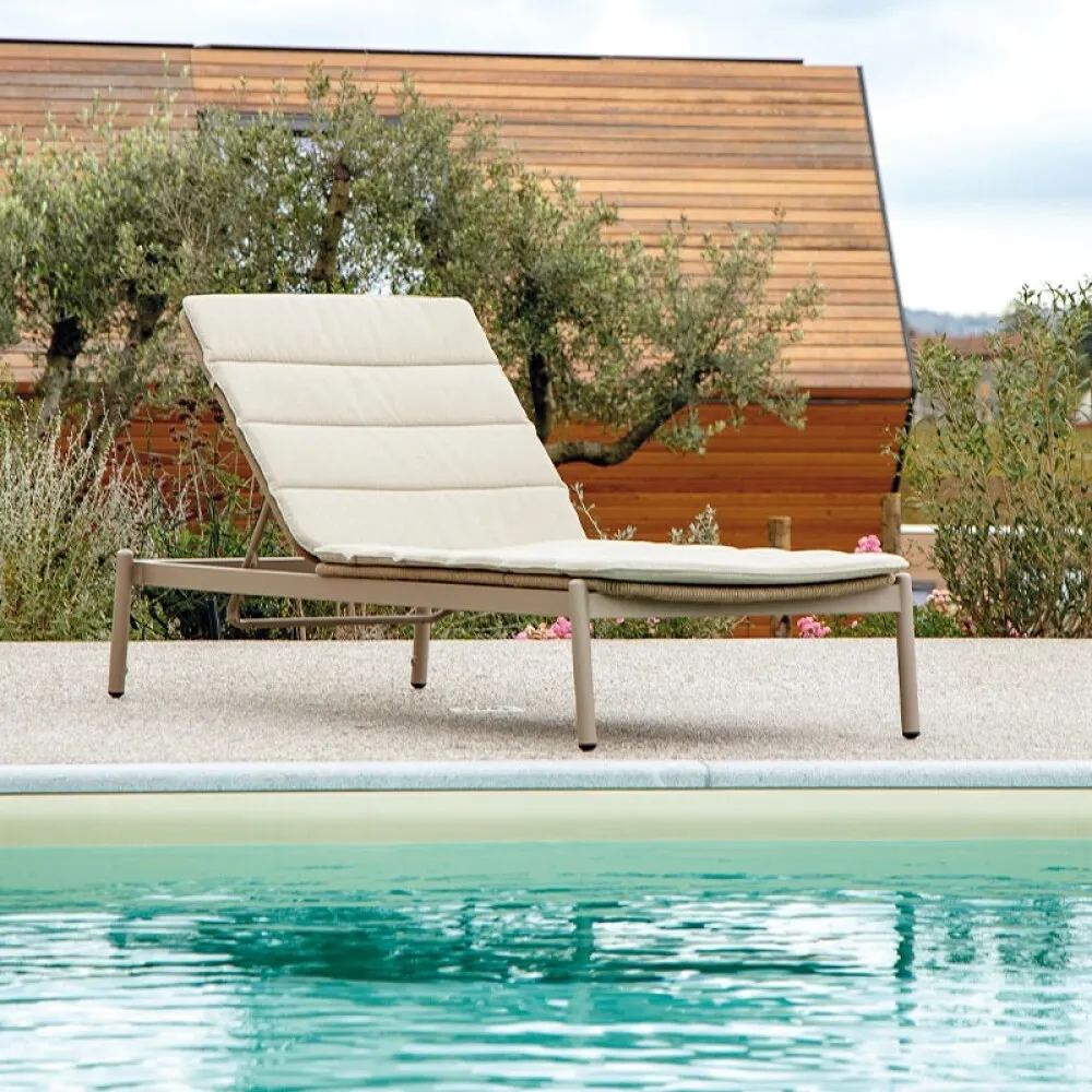 lettino prendisole Grattoni ATOL SUNBED ambientato bordo piscina