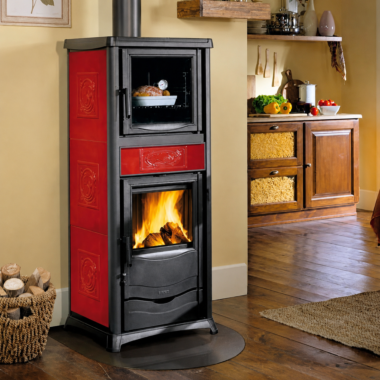 Stufa a legna Eva Calòr ROSSELLA in ceramica rossa con forno, ideale per riscaldare la casa e cucinare, ambientata in una cucina rustica.