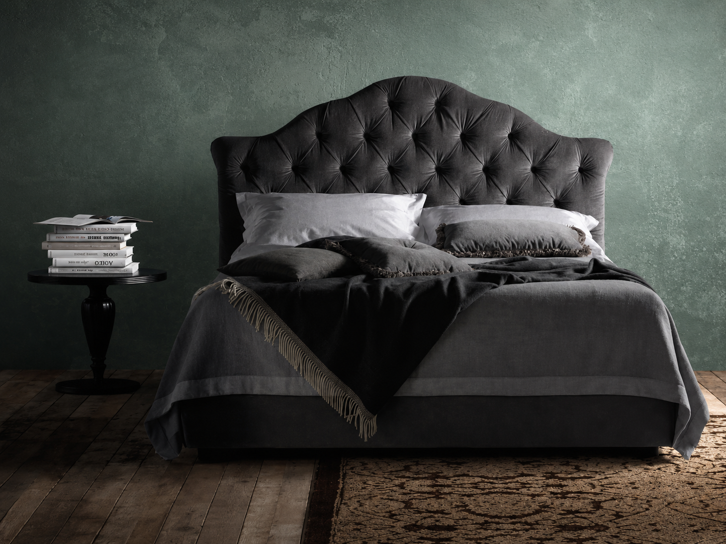 Samoa letto QUEEN - Letto matrimoniale imbottito grigio scuro con testiera sagomata capitonné, ambientato in una camera elegante dai toni intensi.
