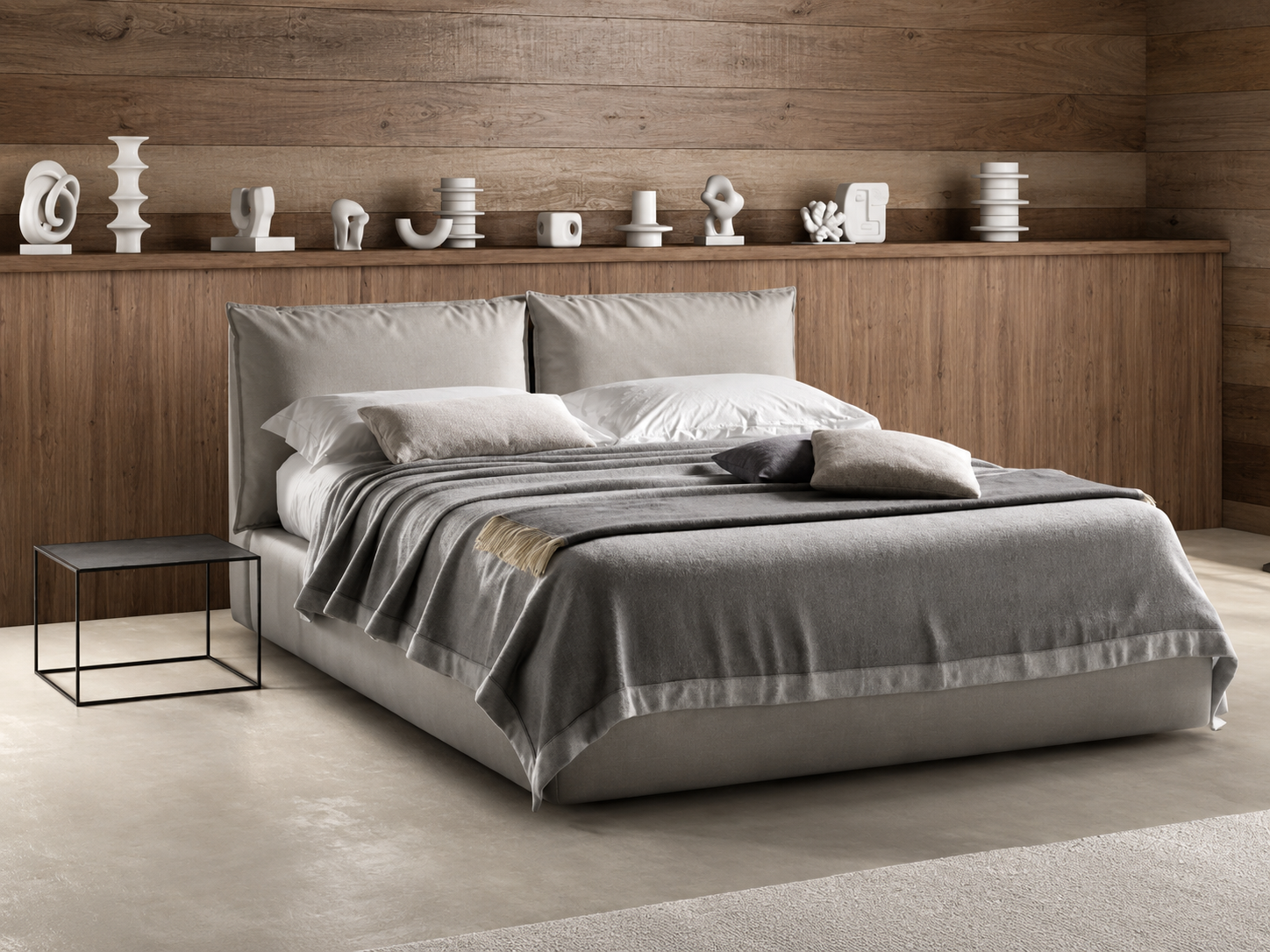 Samoa letto QUIET - Letto matrimoniale imbottito beige con testiera a doppi cuscini, ambientato in una camera moderna con parete in legno.
