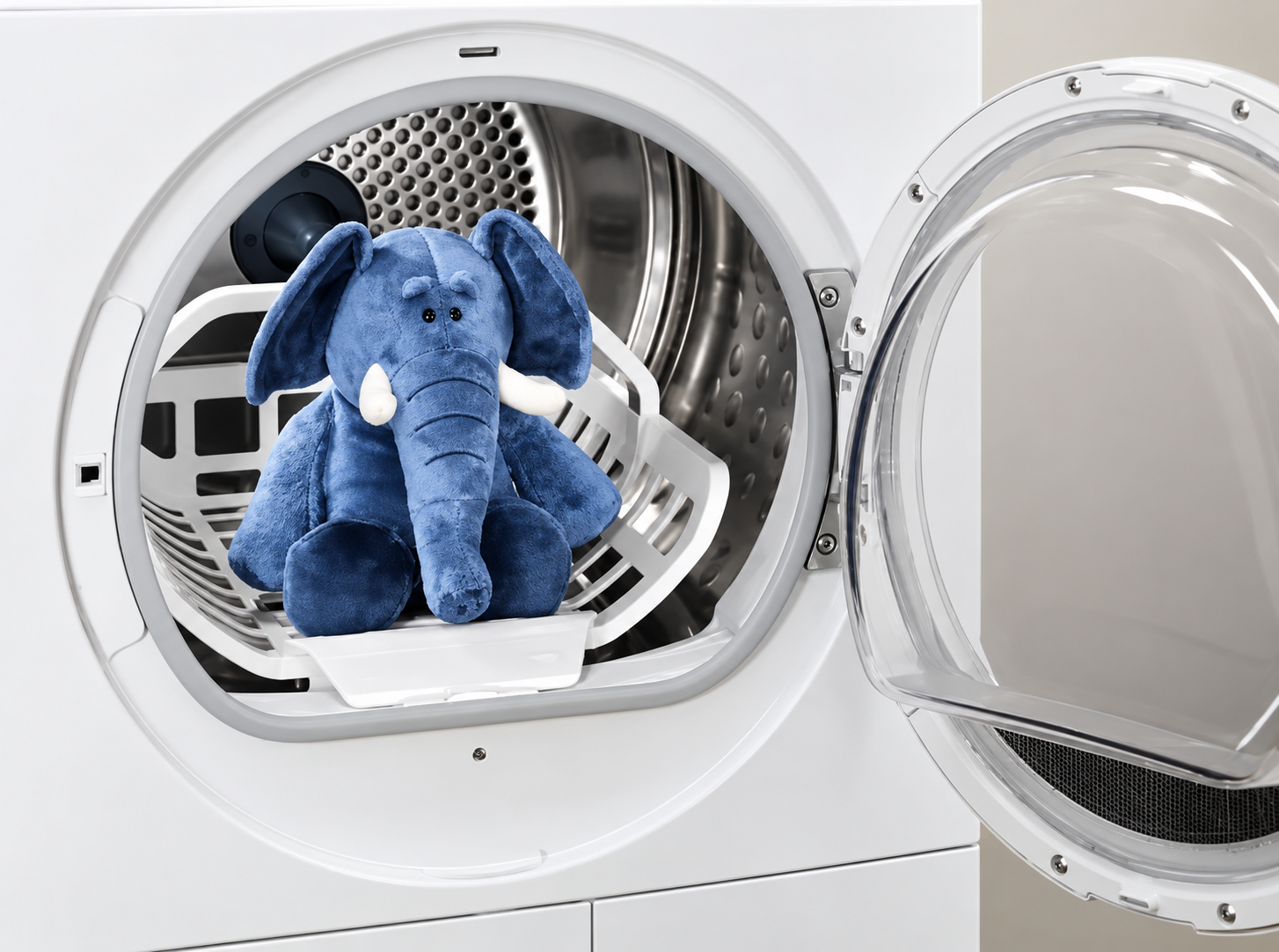 Asciugatrice Electrolux RDH3497RDE a pompa di calore da 9 kg, con oblò aperto e peluche a forma di elefante blu posizionato sull'apposito supporto interno al cestello.